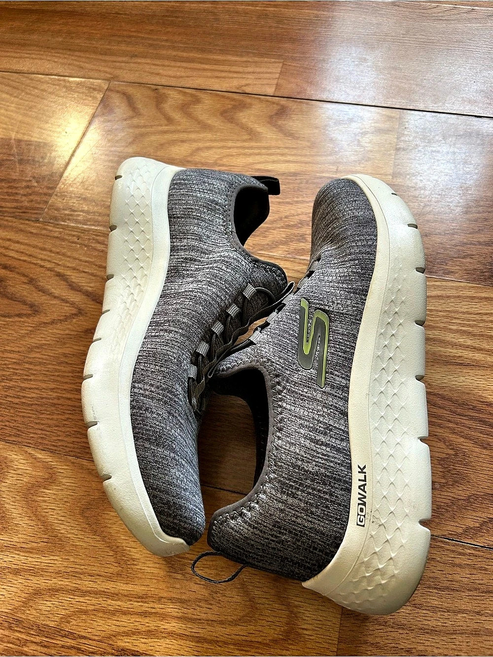 Skechers GOwalk 5 Athletic Shoes US 9 Gray & White